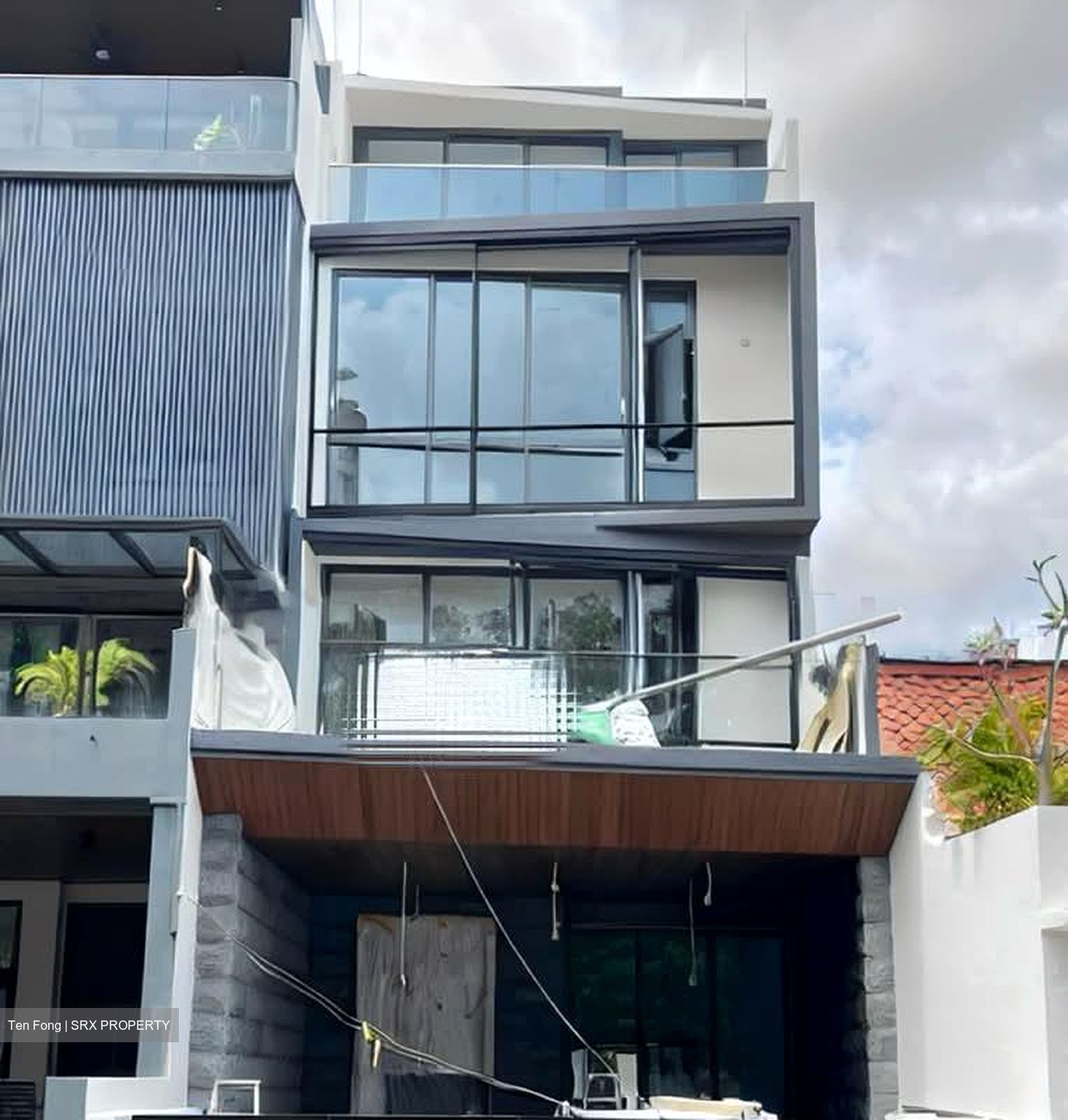 Simon Lane (D19), Terrace #534645181